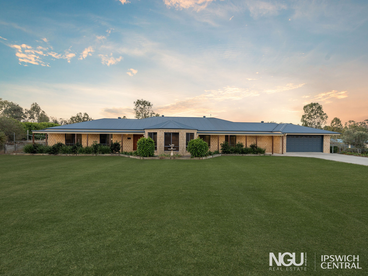 Acreage home at 5 Lowien Close at sunset